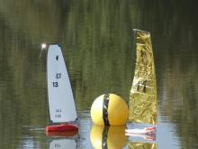 Tereza Seberová se snaží u bójky předjet Tomáše Ciniburka.