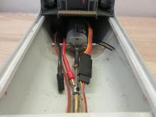 Motor, motorové lůžko a Flexi spojka, po stranách úzká lůžka z Forexu pro palubu