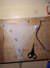 Uchycení dílů sítě na podložce