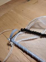 Uchycení sítě k ráhnu a k obruči