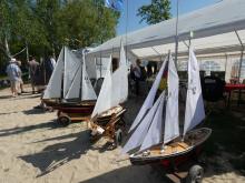 Startoviště plachetnic bylo na pláži.