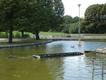 Soulodí s plachetnicemi na větší ploše jezírka