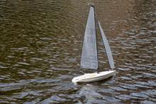 A pochopitelně plachetnice.