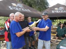 Vladimír Šrámek přebírá cenu za vítězný Steam Foot od Petra Stejskala.