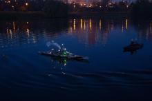 Svítící modely na vodě