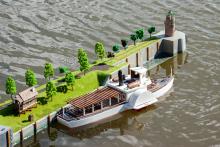 Kolesový parník u mola