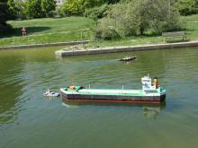 V popředí Velký Kačer a v pozadí si to na páru peláší Ludmila.