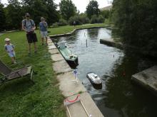 Robert Jurka vyplouvá za Bambinotovo přihlížení. 