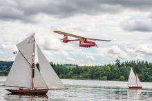 Průlet Františka Popa mezi plachetnicemi