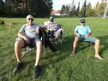 Bylo tak pěkně, že jsme po úklidu ještě setrvali u vody: Manželé Tomíškovi a Bohouš