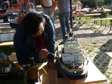 Paní Karolusová oprašuje remorkér Smit Japan.