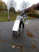 Dejv přijíždí k vodě.