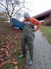 Vojta Kuchta si natáhl broďáky a plachtu pod stromem.