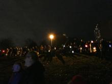 A obsadily celý chodník nad strání, zatímco my byli za páskou až u vody.