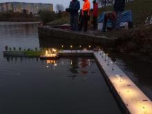 Přístav během příprav za šera...