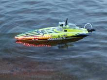 Osvětlená loď na vodě