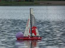 S trimaranem je kromě občasného převržení ještě jedna potíž: Rád se zasekne na bójce.