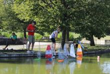 Manželé Tomíškovi setrvali na druhém břehu ve stínu.