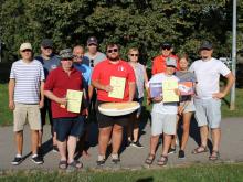 Účastníci soutěže i s cenami - kvůli chybnému výpočtu dojde na opakováni ceremoniálu.