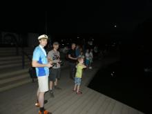 Pohled na břeh, kde byla naprostá tma: Vojta, Bohouš a další