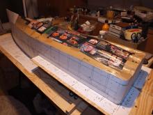 Příprava pro laminaci boků trupu a špičky lodi.