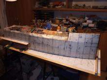 Laminace boků trupu a špičky lodi.