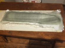 Výroba formy pokračuje pokládáním jednotlivých vrstev tkaniny.