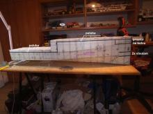 Sejmutý trup ze základní desky s naznačením výsledného tvaru.