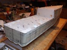 Sejmutý trup ze základní desky. Přesah spodní části je hodně patrný.