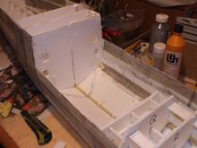 Prostřední část na dně trupu jsem vyrovnal, tak aby prostřední nosník zůstal.