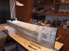 Po vytvoření zadní paluby jsem musel trup znovu vyrovnat a nakreslit na přední část trupu linii přední paluby. 