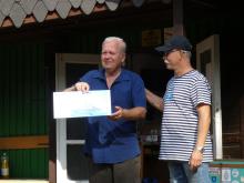 Zdeněk Tomášek převzal od Pavla Dostála dar k letošním narozeninám.