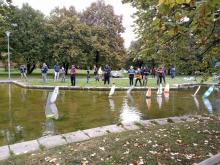 Plachetnice Footy na Proseku z druhého břehu