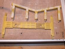 Zadní stojna při tmelení.