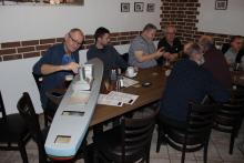 Ivoš zkoumá rozpracovaný model, který Jiří Voráček dostal.