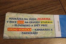 Ale našly se i praktičtější a skladnější dary: Doživotní jízdenka do Stupavy a zpátky