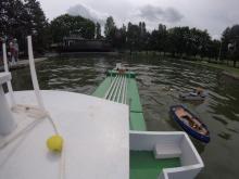 Ta zachytila i incident, kdy jeden remorkér přišel o nástavbu.