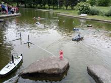 Kromě trvalých překážek bylo na vodní ploše i několik dočasných.