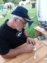 Také parníkář Miroslav Beneš musel lepit.