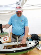 Já jsem sice nic lepit nemusel, ale parník Saturn má na boku trupu šrám, jak se lehce otřel o kámen.