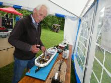 Karl Kastner nad svým parníkem Raven