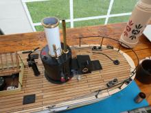 Kotel na maketové palubě je jen dekorace kolem komína. Celá funkční parní strojovna je schovaná v podpalubí.