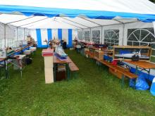 Modely byly před nepřízní počasí skryty ve velkém stanu.