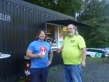 Symbolické předávání žezla v kategorii EX-A: Vlevo letošní vítěz Bedřich Boháč z Pardubic a ve žlutozeleném dresu Jaroslav Suchý z Třešti - loňský​ vítěz MP 2024