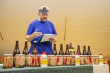 Petr Stejskal č. 1 během vyhlášení sobotních výsledků