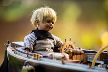 Česma Jiřího Voráčka vozí panenku.