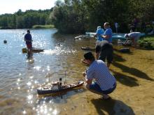 Nedělní hromadné závody doprovodil sluneční svit do očí.
