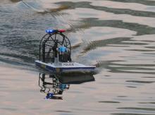 Dění na vodní ploše bedlivě střežila policie.