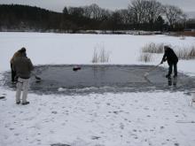 Zatímco se vyrábí díra v ledu, Dejv už jezdí.