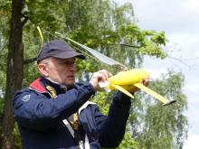 Polský soutěžící Zbigniew Piotr Mankus chystá svůj model na další soutěžní jízdu.